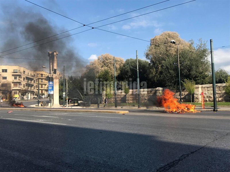 Στους δρόμους οι μαθητές για το Νέο Λύκειο -Μάχη στο κέντρο με πέτρες, μολότοφ και χημικά [εικόνες & βίντεο] | iefimerida.gr 16