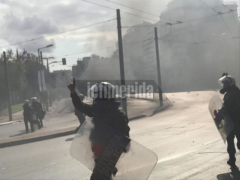 Στους δρόμους οι μαθητές για το Νέο Λύκειο -Μάχη στο κέντρο με πέτρες, μολότοφ και χημικά [εικόνες & βίντεο] | iefimerida.gr 20