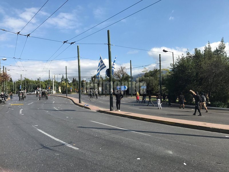 Στους δρόμους οι μαθητές για το Νέο Λύκειο -Μάχη στο κέντρο με πέτρες, μολότοφ και χημικά [εικόνες & βίντεο] | iefimerida.gr 18