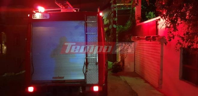 Η πυροσβεστική έσπευσε στο σημείο και χρειάστηκε να κόψει την πόρτα για να μπει στο εσωτερικό και να τον σώσει από τις φλόγες.