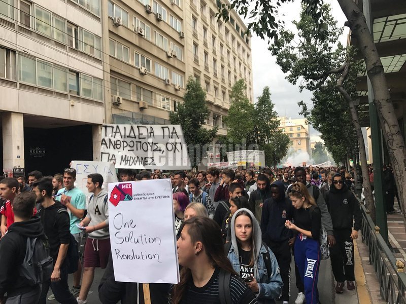 Στους δρόμους οι μαθητές για το Νέο Λύκειο -Μάχη στο κέντρο με πέτρες, μολότοφ και χημικά [εικόνες & βίντεο] | iefimerida.gr 0