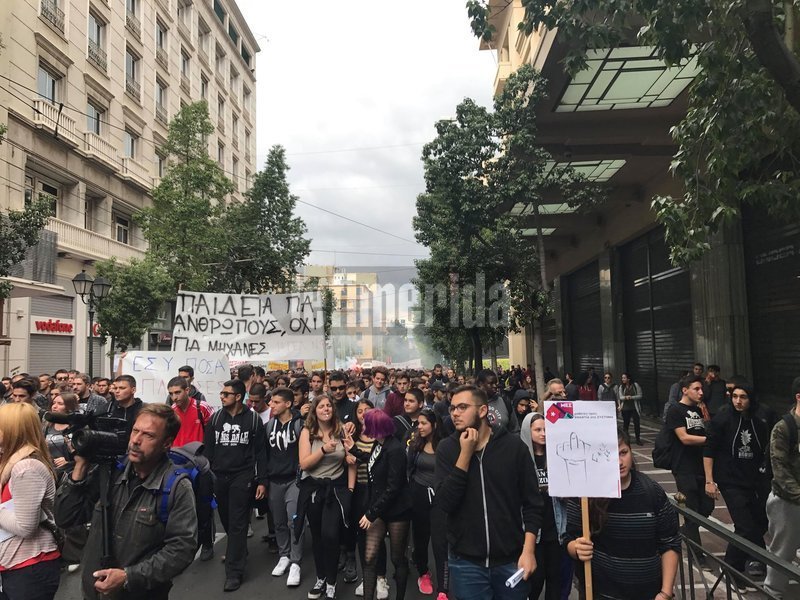 Στους δρόμους οι μαθητές για το Νέο Λύκειο -Μάχη στο κέντρο με πέτρες, μολότοφ και χημικά [εικόνες & βίντεο] | iefimerida.gr 1