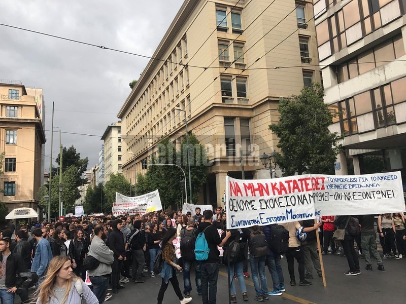 Στους δρόμους οι μαθητές για το Νέο Λύκειο -Μάχη στο κέντρο με πέτρες, μολότοφ και χημικά [εικόνες & βίντεο] | iefimerida.gr 2