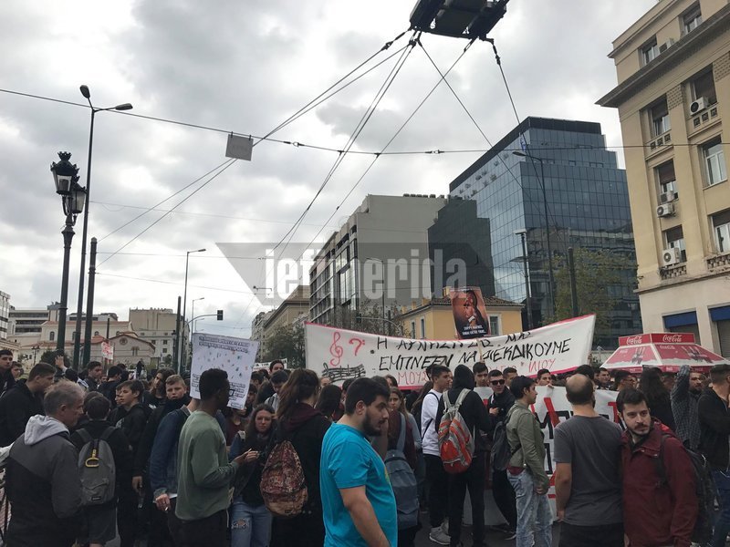 Στους δρόμους οι μαθητές για το Νέο Λύκειο -Μάχη στο κέντρο με πέτρες, μολότοφ και χημικά [εικόνες & βίντεο] | iefimerida.gr 3
