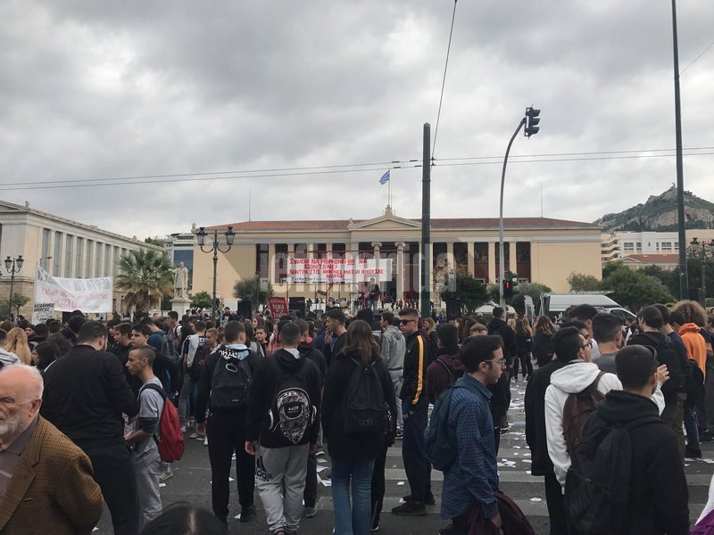 Στους δρόμους οι μαθητές για το Νέο Λύκειο -Μάχη στο κέντρο με πέτρες, μολότοφ και χημικά [εικόνες & βίντεο] | iefimerida.gr 5