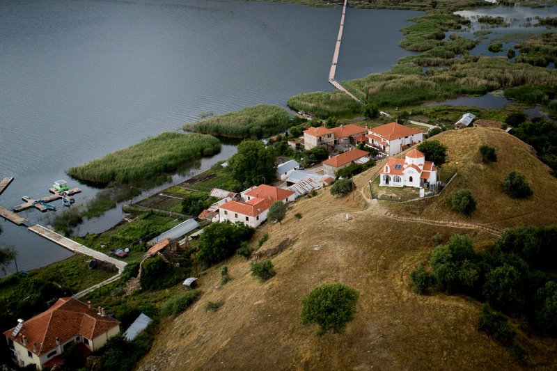Στο νησί ζουν 21 άνθρωποι, σύμφωνα με την απογραφή του 2011