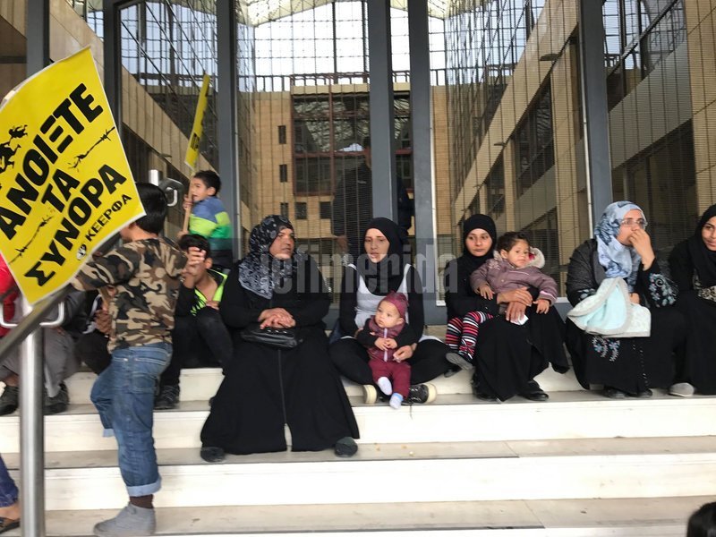 Συγκέντρωση διαμαρτυριας έξω από το υπουργείο Μεταναστευτικής πολιτικής, επι της λεωφόρου Θηβών, πραγματοποιούν από τις 12.00 το μεσημέρι οικογένειες προσφύγων από το κέντρο υποδοχής και φιλοξενίας της Μαλακάσας