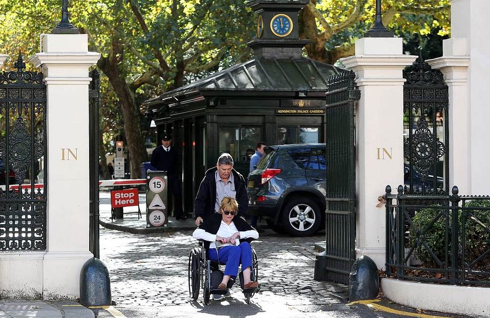 H Σαμάνθα Μαρκλ, με τον σύζυγό της, φεύγει απογοητευμένη από το παλάτι του Κένσινγκτον