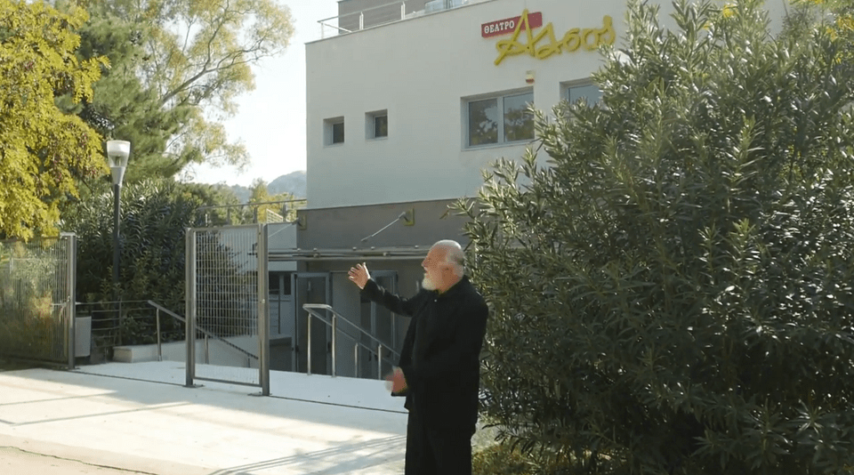 Ο Σαββόπουλος στο χώρο που ο ηθοποιός, συγγραφέας και παρουσιαστής Γιώργος Οικονομίδης, το όνομα του οποίου συνδέθηκε με το ιστορικό αναψυκτήριον «Άλσος», δέσποζε στην κοσμική Αθήνα τη δεκαετία του ’50