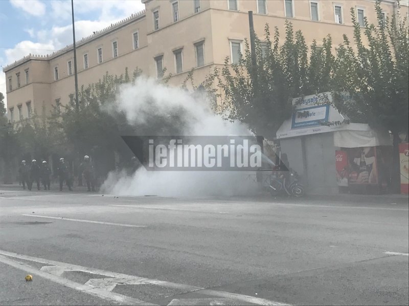 Στους δρόμους οι μαθητές για το Νέο Λύκειο -Μάχη στο κέντρο με πέτρες, μολότοφ και χημικά [εικόνες & βίντεο] | iefimerida.gr 15