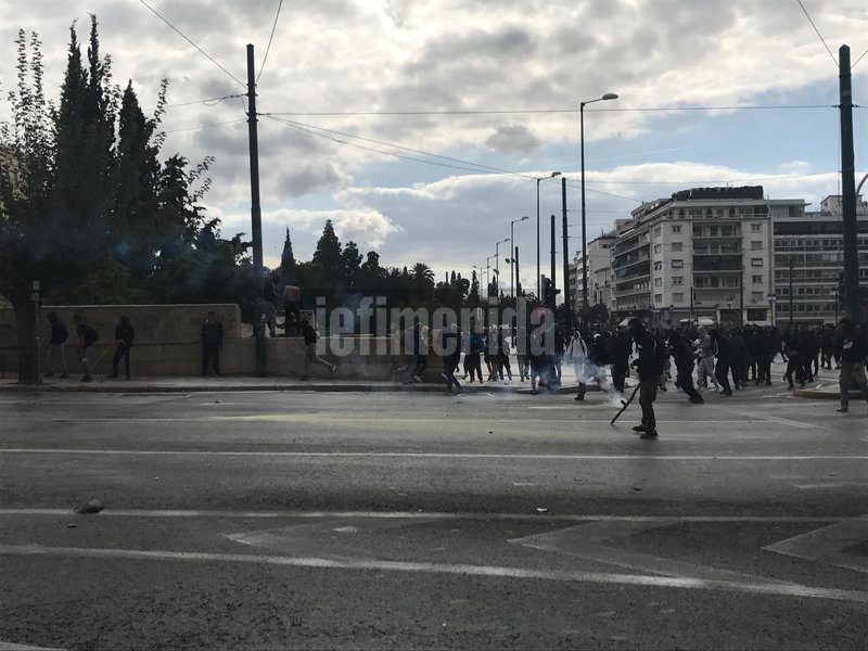 Στους δρόμους οι μαθητές για το Νέο Λύκειο -Μάχη στο κέντρο με πέτρες, μολότοφ και χημικά [εικόνες & βίντεο] | iefimerida.gr 14
