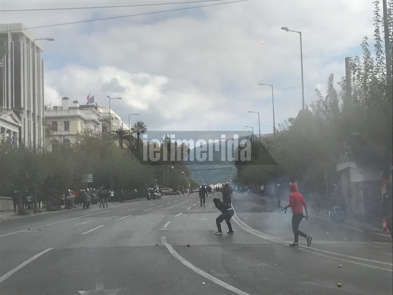 Στους δρόμους οι μαθητές για το Νέο Λύκειο -Μάχη στο κέντρο με πέτρες, μολότοφ και χημικά [εικόνες & βίντεο] | iefimerida.gr 13