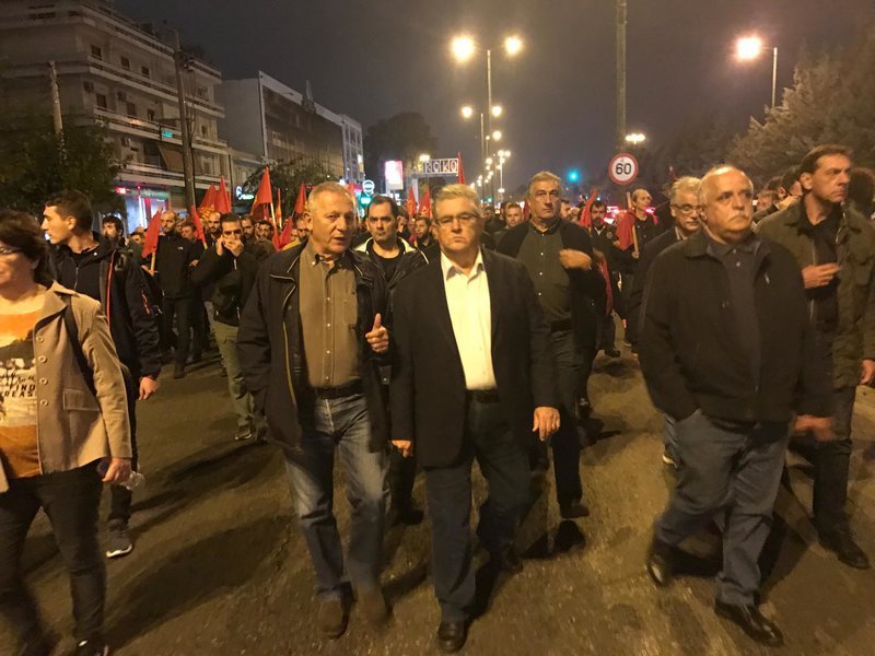 Συγκέντρωση διαμαρτυρίας κατά των ΝΑΤΟικων βάσεων έξω από το υπουργείο Εθνικής Άμυνας πραγματοποίησαν περισσότερα από 5.000 μέλη του ΚΚΕ.