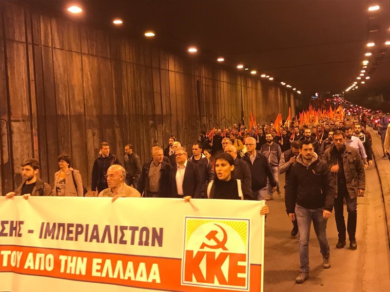 Aπό την πλευρά του, ο γενικός γραμματέας του ΚΚΕ Δημήτρης Κουτσιούμπας, ο οποίος ήταν βασικός ομιλητής της συγκέντρωσης, κατηγόρησε τη συγκυβέρνηση ΣΥΡΙΖΑ-ΑΝΕΛ για πλήρη συμπόρευση με το ΝΑΤΟ.