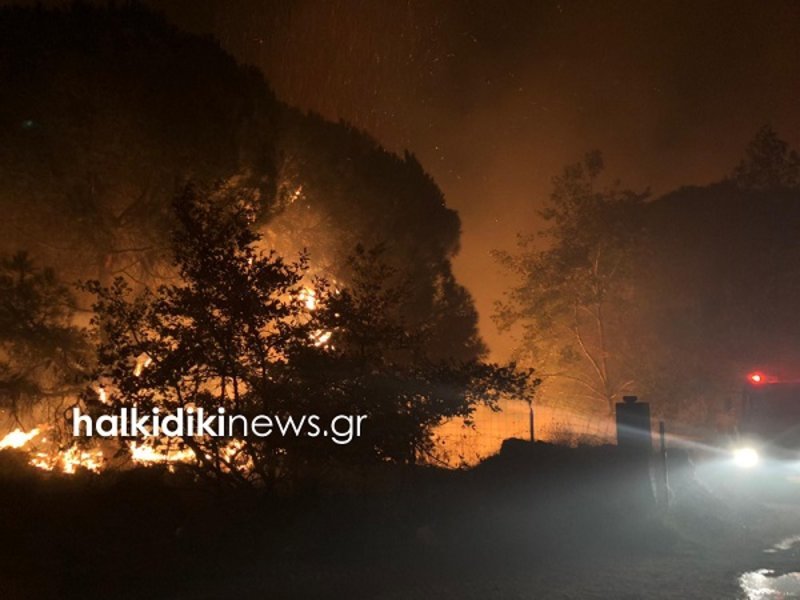 Ολονύχτια μάχη των πυροσβεστών με τις φλόγες