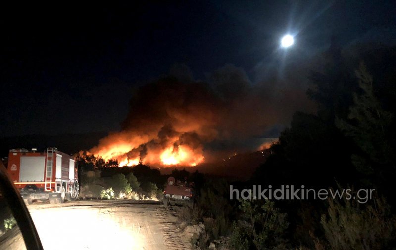 Γίνονται προσπάθειες να περιοριστούν τα μέτωπα της πυρκαγιάς