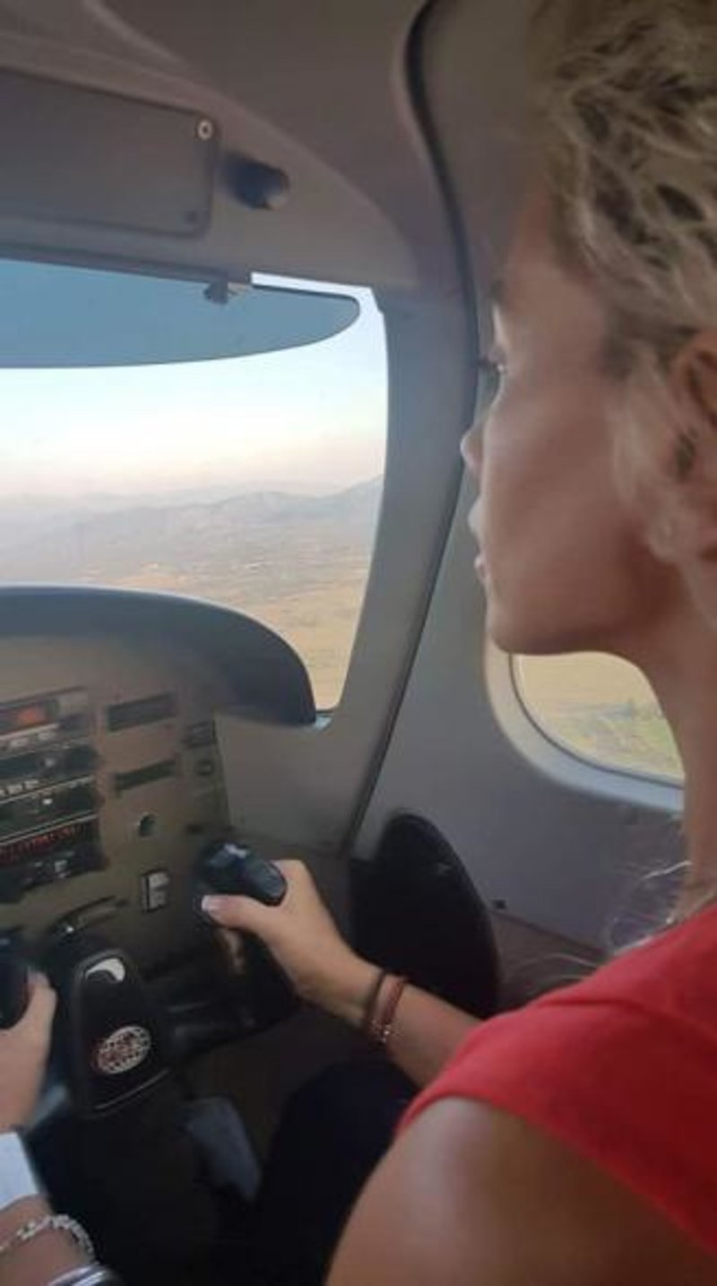 Πολλοί την χαρακτηρίζουν «Πατρινιά των αιθέρων», ωστόσο η εντυπωσιακή Σοφία δηλώνει πως ακόμη έχει δρόμο στο να μάθει να πιλοτάρει σαν έμπειρος επαγγελματίας ένα ελικόπτερο.