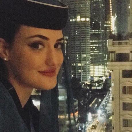 Οσο για το πολίτευμα, η αεροσυνοδός εξήγησε πως την απόλυτη ηγεσία έχει ο Σουλτανος, Qaboos Bin Said, τον οποίο ο κόσμος αγαπά.