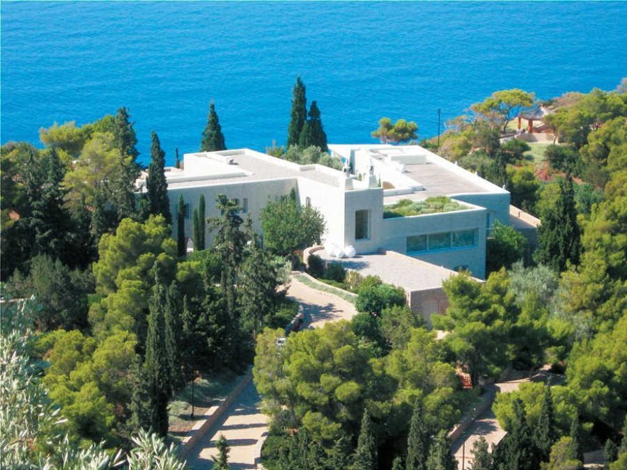 Πώς «έσωσε» τη χλιδάτη βίλα στις Σπέτσες ο Δ. Κουτσολιούτσος της Folli Follie -Το παρασκήνιο | iefimerida.gr 0