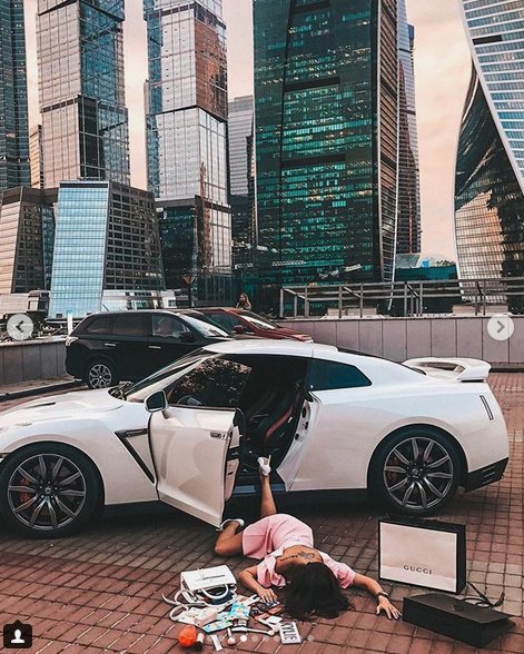 Οταν οι ντίβες σωριάζονται στα πατώματα -H νέα τρέλα του Instagram που λατρεύουν οι πλούσιες [εικόνες] | iefimerida.gr 3