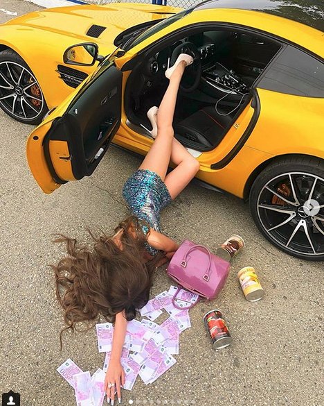 Οταν οι ντίβες σωριάζονται στα πατώματα -H νέα τρέλα του Instagram που λατρεύουν οι πλούσιες [εικόνες] | iefimerida.gr 1