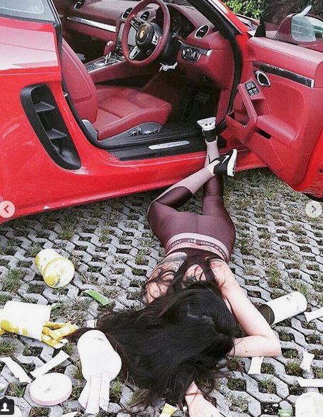 Οταν οι ντίβες σωριάζονται στα πατώματα -H νέα τρέλα του Instagram που λατρεύουν οι πλούσιες [εικόνες] | iefimerida.gr 8