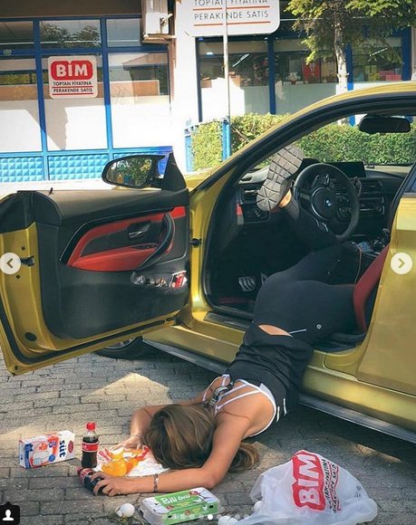 Οταν οι ντίβες σωριάζονται στα πατώματα -H νέα τρέλα του Instagram που λατρεύουν οι πλούσιες [εικόνες] | iefimerida.gr 5