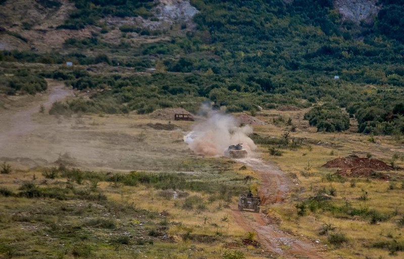Σκόνη και ερείπια αφήνουν πίσω τους τα άρματα
