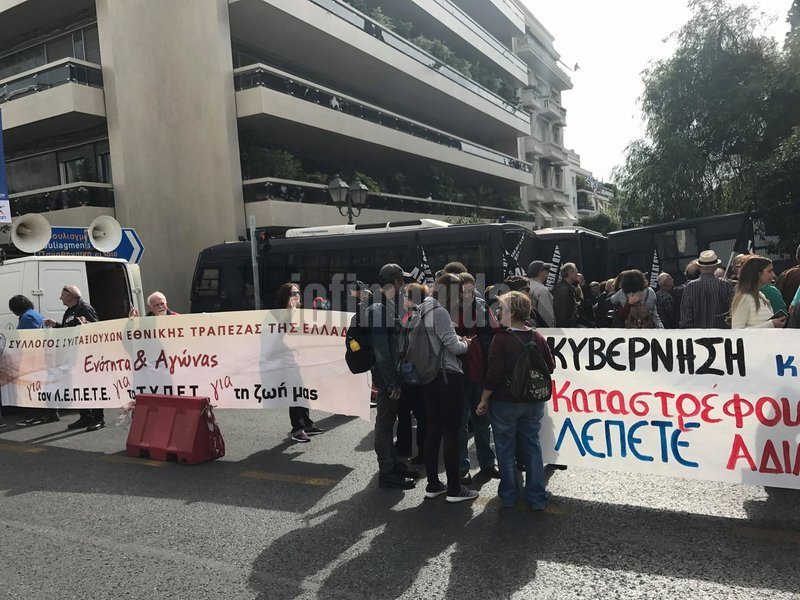 Περίπου 200 συνταξιούχοι είναι συγκεντρωμένοι