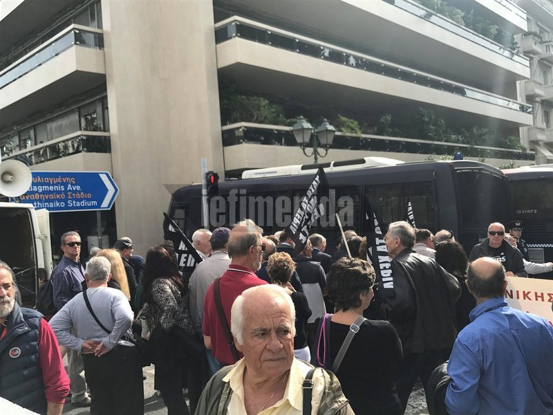 Καταγγέλλουν ότι η διοίκηση της τράπεζας «τους κλέβει τις ζωές» μη καταβάλλοντας όσα δικαιούνται μετά από χρόνια ασφάλισης