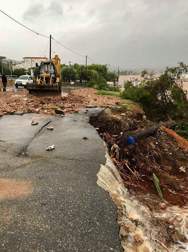 Εικόνες καταστροφής από το πέρασμα της κακοκαιρίας σε όλη τη χώρα -3 αγνοούμενοι [εικόνες & βίντεο] | iefimerida.gr 5