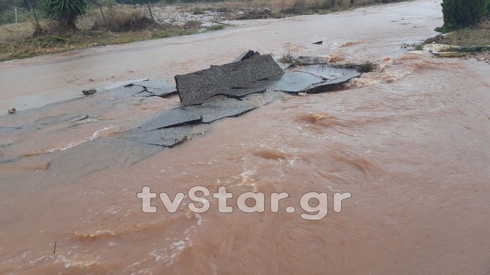 Εικόνες καταστροφής από το πέρασμα της κακοκαιρίας σε όλη τη χώρα -3 αγνοούμενοι [εικόνες & βίντεο] | iefimerida.gr 4
