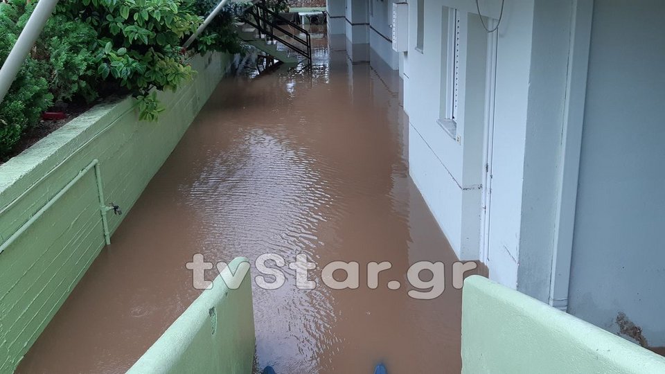 Εικόνες καταστροφής από το πέρασμα της κακοκαιρίας σε όλη τη χώρα -3 αγνοούμενοι [εικόνες & βίντεο] | iefimerida.gr 3