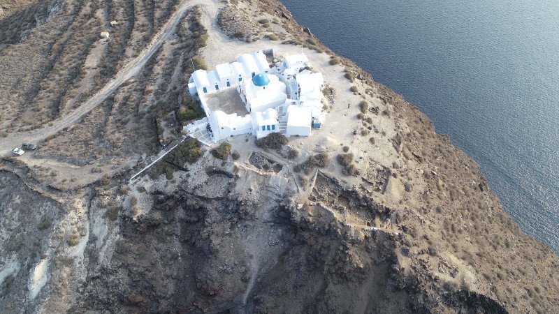Άποψη του λόφου της Κοίμησης στο νότιο άκρο της Θηρασίας