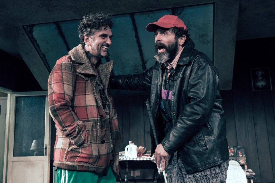 Τέσσερεις φίλοι κι ένας μυστηριώδης ξένος θα περάσουν τη νύχτα γιορτάζοντας με τον τρόπο που ξέρουν: παίζοντας χαρτιά και πίνοντας