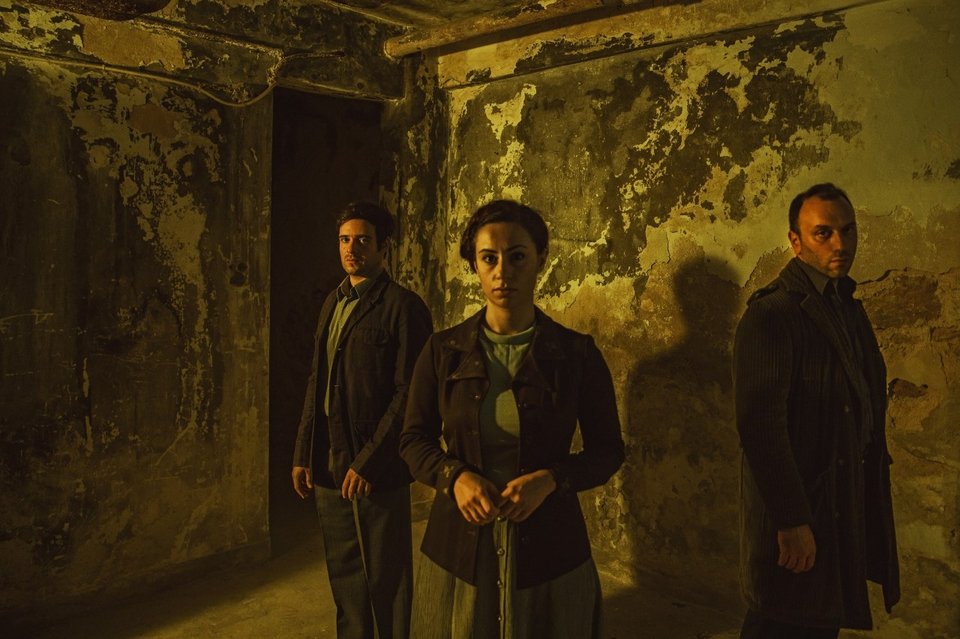 Το Λευκό ρόδο δεν ακολουθεί μια γραμμική αφήγηση, αλλά εστιάζει στη συναισθηματική φόρτιση των δύο προσώπων που αναμένουν τον θάνατό τους