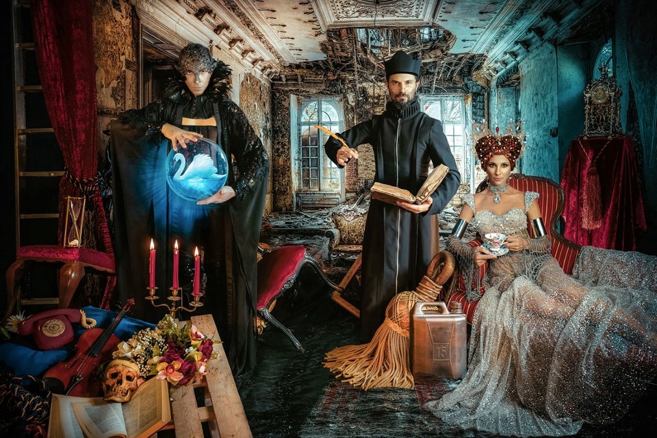 Ένα ερημωμένο βενζινάδικο για να θυμίζει έναν κόσμο που ξέμεινε από καύσιμα. Μια λίμνη όπου το φυσικό και το υπερφυσικό συνυπάρχουν κι εναλλάσσονται