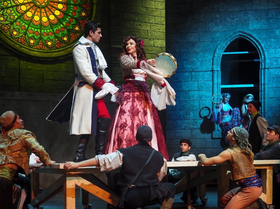 Τους πρωταγωνιστικούς ρόλους ερμηνεύουν οι Δημήτρης Πιατάς (Κουασιμόδος), Νάντια Κοντογεώργη (Εσμεράλδα), Θοδωρής Κατσαφάδος (Φρολό), Γιώργος Συμεωνίδης (Γκρεγκουάρ), Κωστας Μαγκλάρας (Βασιλιάς των Τσιγγάνων), Δημήτρης Γκοτσόπουλος (Φοίβος), Αλέξανδρος Ψυχράμης (Βασιλιάς Λουδοβίκος)