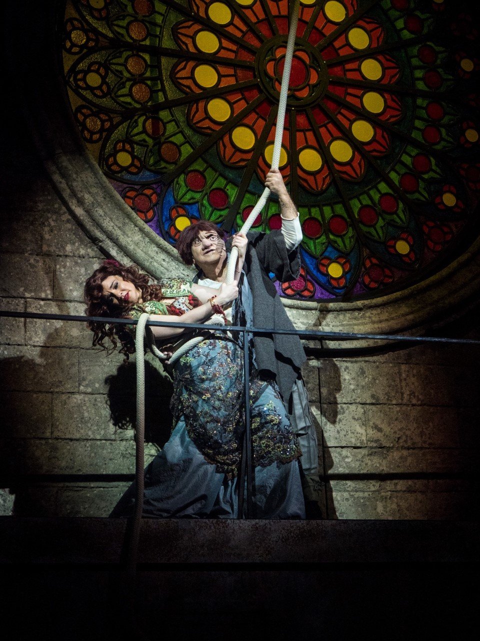 Εντυπωσιακή μεταμόρφωση για τον Δημήτρη Πιατά σε Κουασιμόδος, πλάι στην Εσμεράλδα, Νάντια Κοντογεώργη