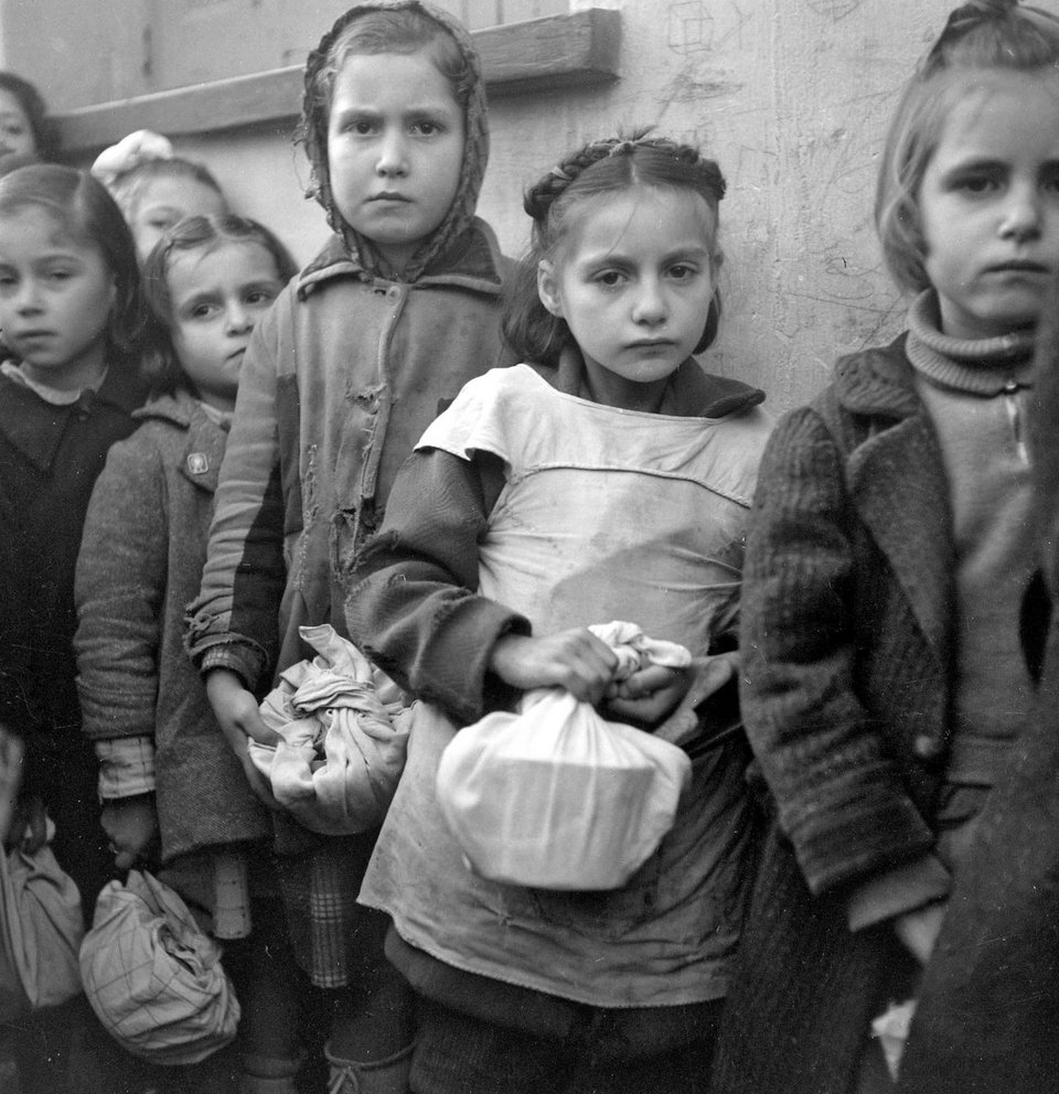 Εκλεβαν τα τρόφιμα που μοίραζαν ο Ερυθρός Σταυρός, η Εκκλησία, η Εθνική Αλληλεγγύη και άλλες οργανώσεις, στους πεινασμένους Έλληνες
