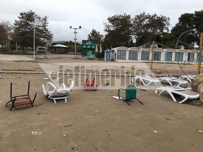 Προφανώς λίγο νωρίτερα οι καρέκλες αυτές ήταν κυριολεκτικά στον αέρα