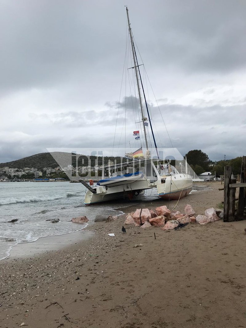 Η εικόνα με το καταμαράν στη στεριά είναι ενδεικτική της καταστροφής