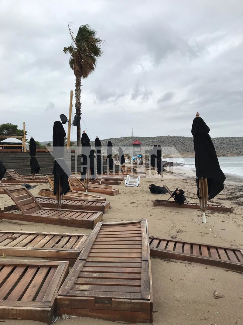 Ομπρέλες και ξαπλώστρες διαλύθηκαν