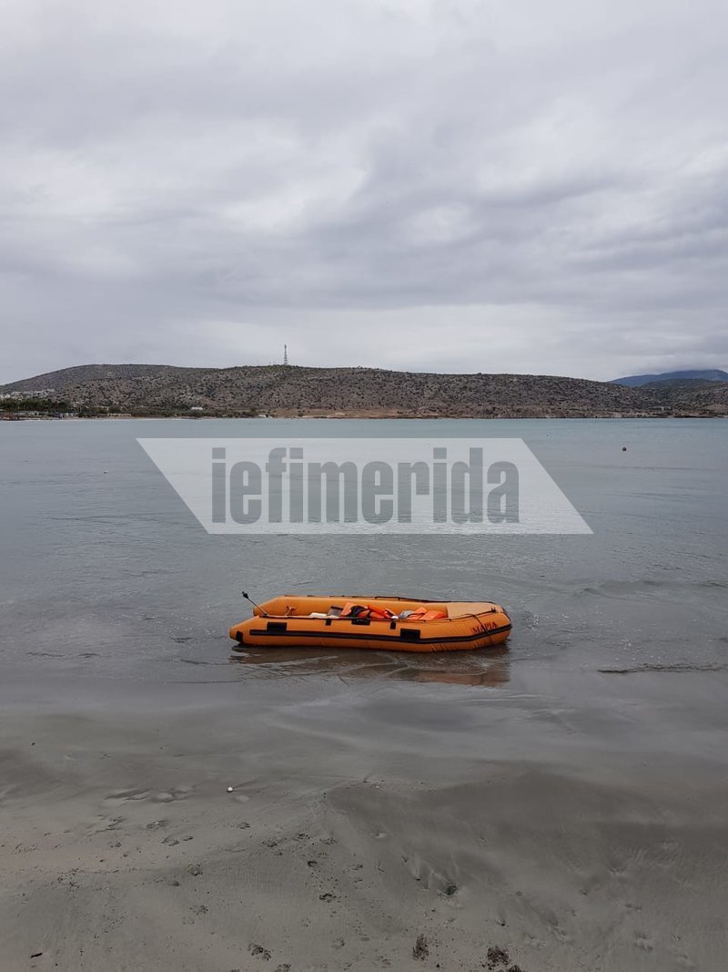 Μία φουσκωτή βάρκα πλέει μόνη της. Αγνωστο από που λύθηκε και την παρέσυραν τα κύματα