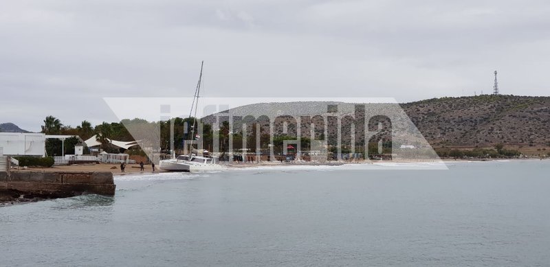 Οι ισχυροί άνεμοι έβγαλαν στην παραλία ακόμα και καταμαράν