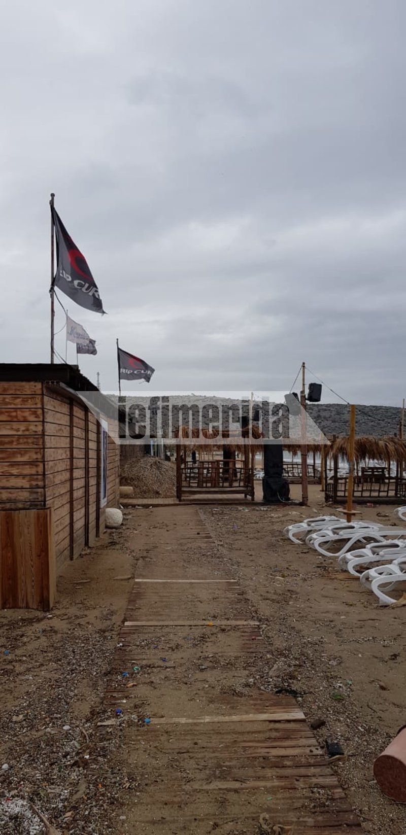 Ο κυκλώνας διέλυσε παραλία στη Βάρκιζα -Πέταξε ιστιοπλοϊκό στη στεριά [εικόνες]  | iefimerida.gr 6