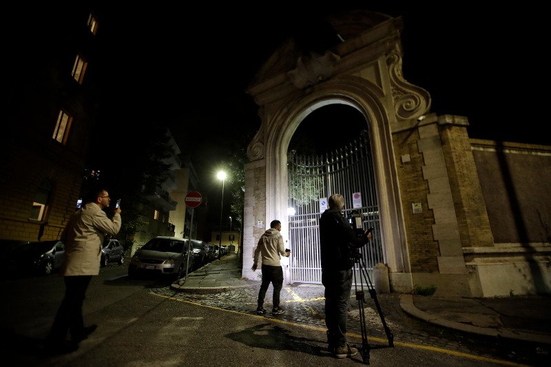 Η είσοδος της πρεσβείας του Βατικανού όπου βρέθηκαν τα οστά