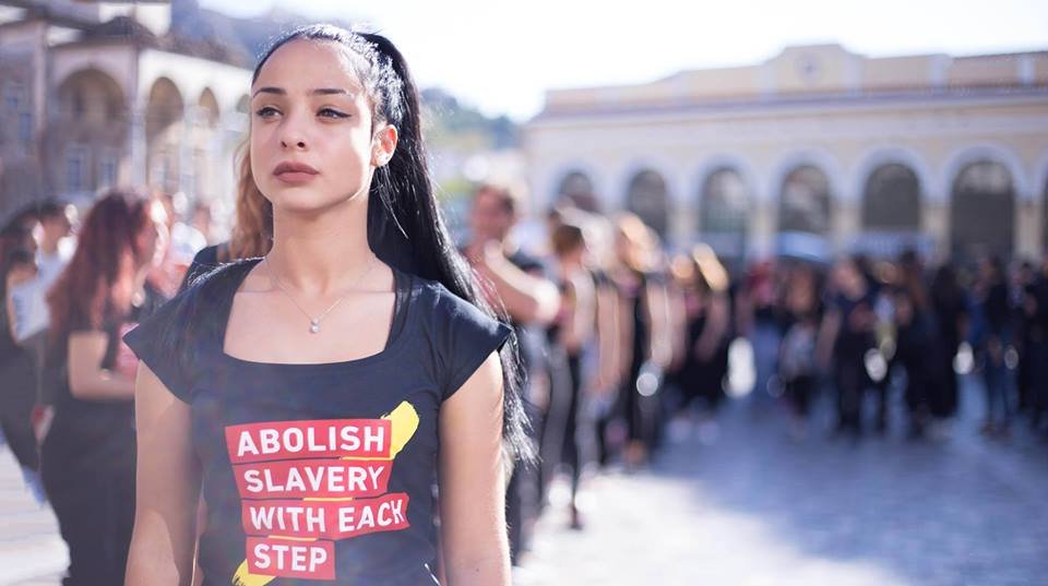 Με μαύρα μπλουζάκια, ο ένας πίσω από τον άλλο