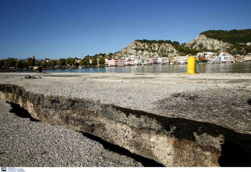 Η γη «κατάπιε» την προβλήτα στο λιμάνι Ζακύνθου -Ζημιές και κατολισθήσεις [εικόνες & βίντεο] | iefimerida.gr 0