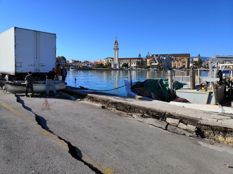 Η γη «κατάπιε» την προβλήτα στο λιμάνι Ζακύνθου -Ζημιές και κατολισθήσεις [εικόνες & βίντεο] | iefimerida.gr 9